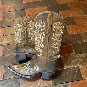 Size 10 M perfectly distressed Corral Brown Embroidered  Boots